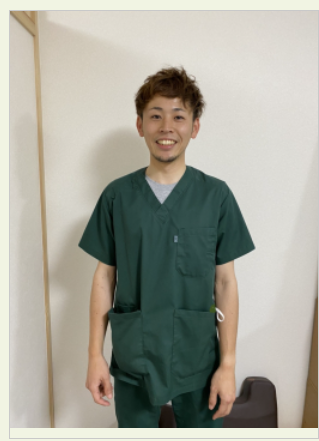 緑色の施術着を着た鍼灸師 森山駿